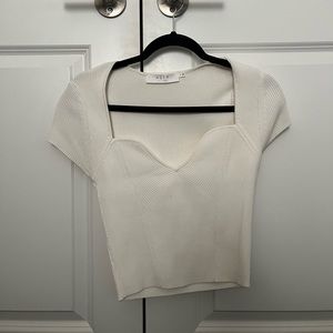 ASTR The Label White Ribbed Knit Sweetheart Neckline Cap Sleeved Shirt